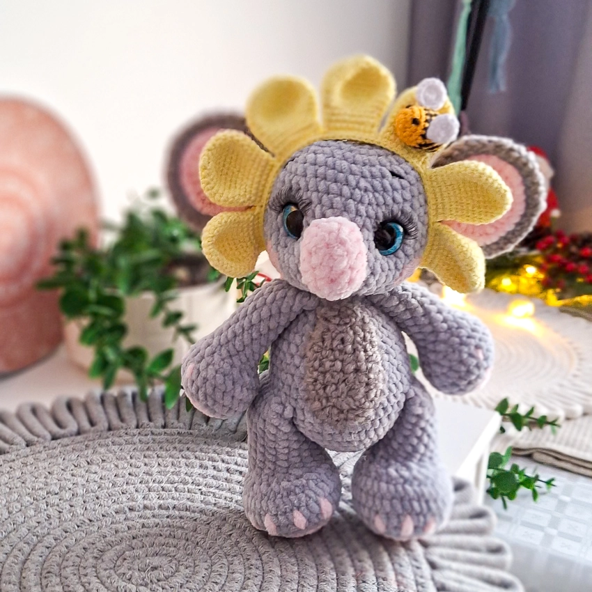 szary koala szydełkowy 24 cm z kwiatkiem i pszczółką miękka maskotka handmade